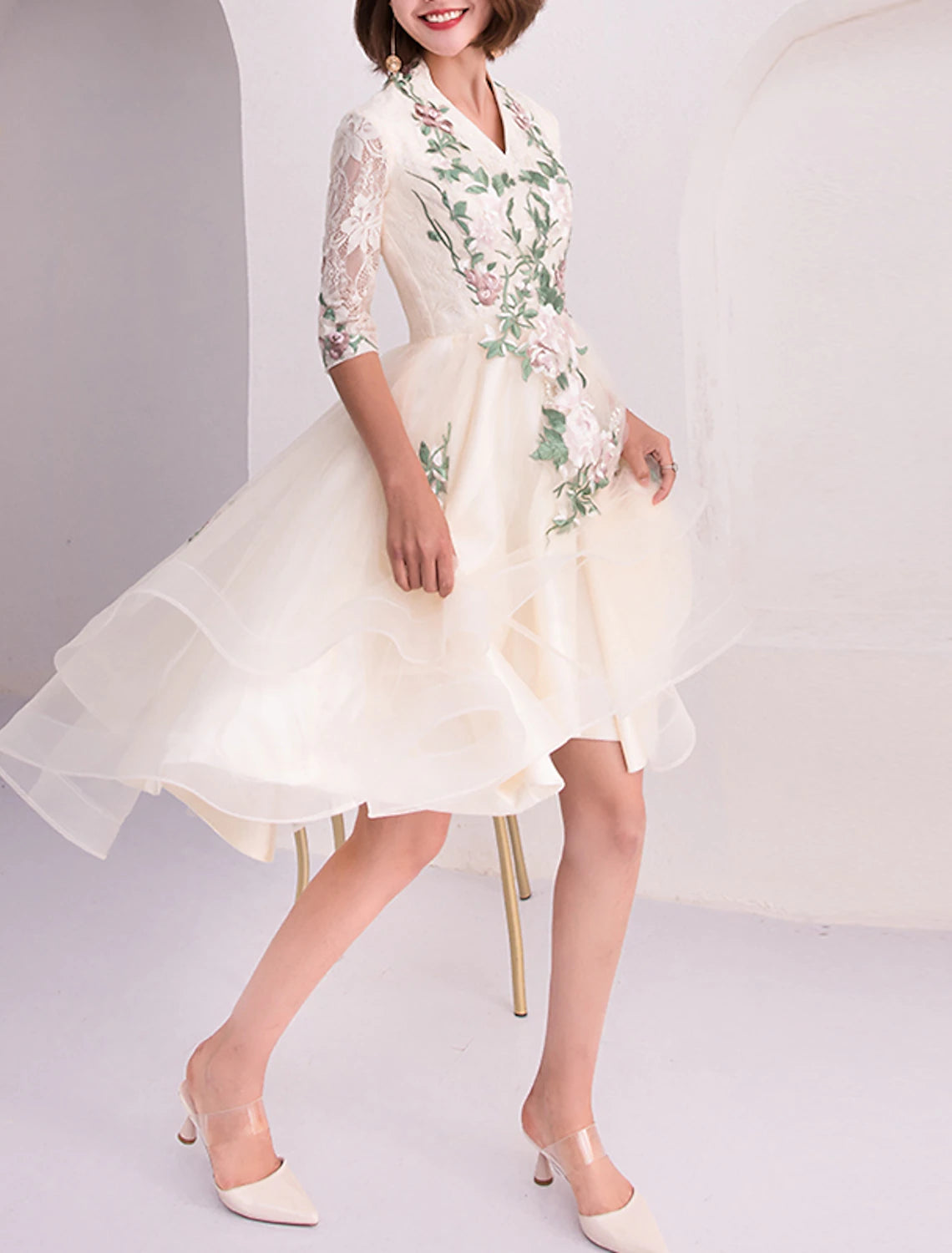 Abito da cocktail in stile cinese a trapezio con scollo a V, maniche corte, lunghezza al ginocchio, in tulle con applicazioni a strati
